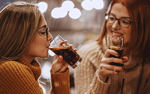 Friends sharing carbonated beverages 