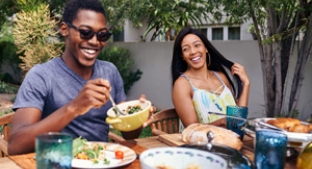 Couple eating healthily outdoors