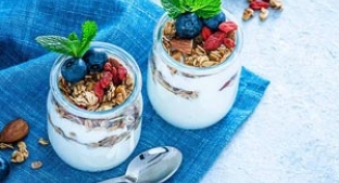 Small pots of yoghurt